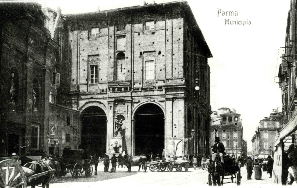 01.13 - Piazza Grande - Municipio - Carri mercato - 1902