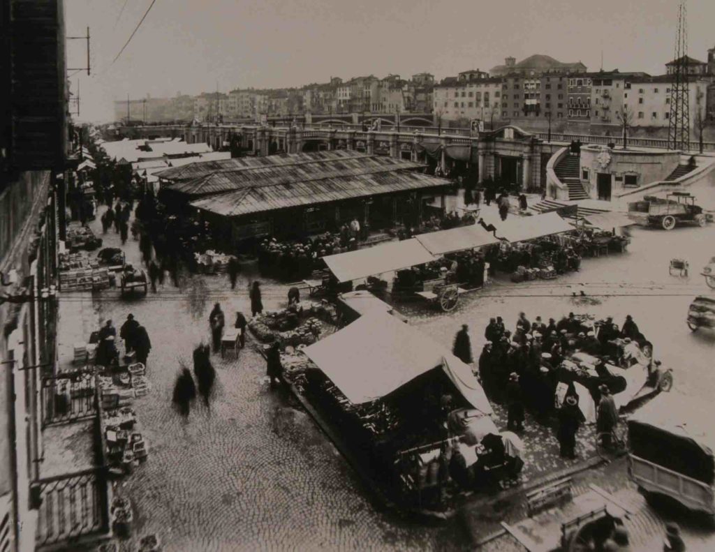 17.10 - Ghiaia009b - Il mercato in Piazza Ghiaia negli anni Trenta del Novecento
