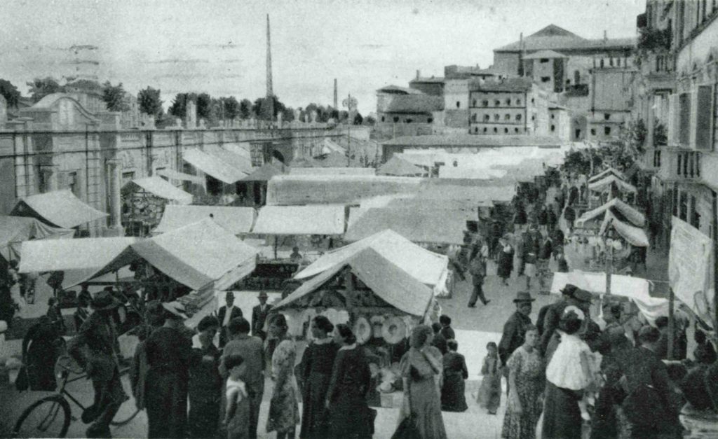 17.09 - Piazza Ghiaia - il mercato - 1930 ca - BA 30